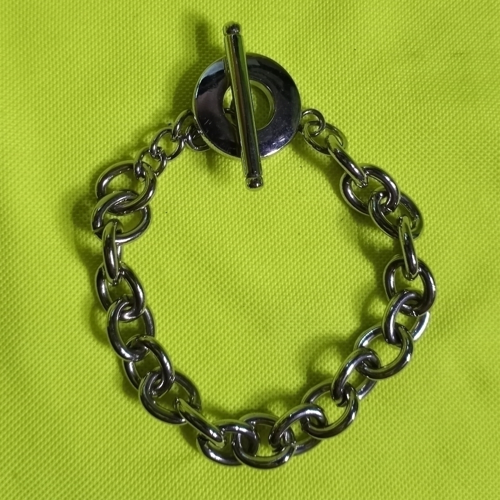 Silvertone chain link toggle bracelet
